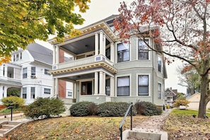 Exterior - Enjoy a comfortable stay in New Haven, perfectly located near Yale and the city’s top attractions. This cozy home offers a peaceful neighborhood setting while keeping you just minutes from downtown dining, shopping, and cultural spots. (New Haven)