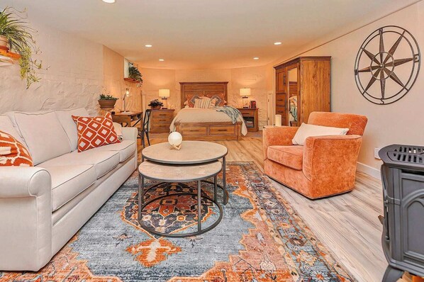 Interior - Enjoy a comfortable stay in New Haven, perfectly located near Yale and the city’s top attractions. This cozy home offers a peaceful neighborhood setting while keeping you just minutes from downtown dining, shopping, and cultural spots. (New Haven)