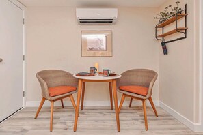 Dining - Enjoy a comfortable stay in New Haven, perfectly located near Yale and the city’s top attractions. This cozy home offers a peaceful neighborhood setting while keeping you just minutes from downtown dining, shopping, and cultural spots. (New Haven)