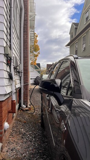 Property grounds - Enjoy a comfortable stay in New Haven, perfectly located near Yale and the city’s top attractions. This cozy home offers a peaceful neighborhood setting while keeping you just minutes from downtown dining, shopping, and cultural spots. (New Haven)
