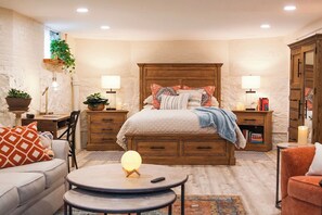 Room - Enjoy a comfortable stay in New Haven, perfectly located near Yale and the city’s top attractions. This cozy home offers a peaceful neighborhood setting while keeping you just minutes from downtown dining, shopping, and cultural spots. (New Haven)
