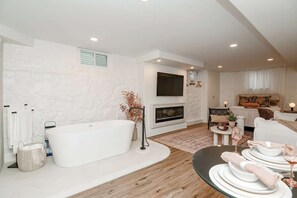 Interior - Enjoy a stay in a well-located New Haven neighborhood just minutes from downtown, restaurants, shops, and popular local attractions. (New Haven)