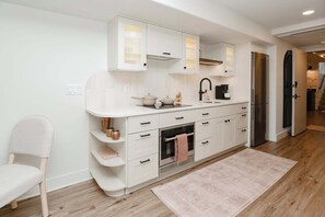 Private kitchen - Enjoy a stay in a well-located New Haven neighborhood just minutes from downtown, restaurants, shops, and popular local attractions. (New Haven)