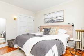 Room - Experience a comfortable New Haven stay in this thoughtfully designed space. With easy access to downtown, Yale, and local hotspots, it’s the ideal home base for both business and leisure travelers. (New Haven)