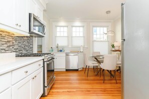 Private kitchen - Experience a comfortable New Haven stay in this thoughtfully designed space. With easy access to downtown, Yale, and local hotspots, it’s the ideal home base for both business and leisure travelers. (New Haven)