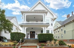 Exterior - Experience a comfortable New Haven stay in this thoughtfully designed space. With easy access to downtown, Yale, and local hotspots, it’s the ideal home base for both business and leisure travelers. (New Haven)