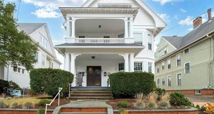 Experience a comfortable New Haven stay in this thoughtfully designed space. With easy access to downtown, Yale, and local hotspots, it’s the ideal home base for both business and leisure travelers.
