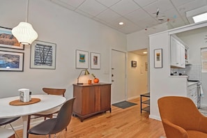 Dining - Stylish and comfortable New Haven stay near Yale, downtown dining, and local attractions. Enjoy a clean, cozy space with modern amenities—perfect for families, couples, or business travelers seeking convenience, comfort, and a great city location. (New Haven)