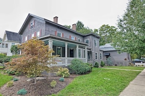 Exterior - Stylish and comfortable New Haven stay near Yale, downtown dining, and local attractions. Enjoy a clean, cozy space with modern amenities—perfect for families, couples, or business travelers seeking convenience, comfort, and a great city location. (New Haven)