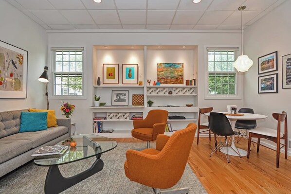 Living area - Stylish and comfortable New Haven stay near Yale, downtown dining, and local attractions. Enjoy a clean, cozy space with modern amenities—perfect for families, couples, or business travelers seeking convenience, comfort, and a great city location. (New Haven)