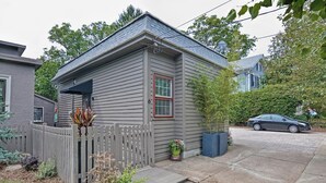 Exterior - Stylish and comfortable New Haven stay near Yale, downtown dining, and local attractions. Enjoy a clean, cozy space with modern amenities—perfect for families, couples, or business travelers seeking convenience, comfort, and a great city location. (New Haven)