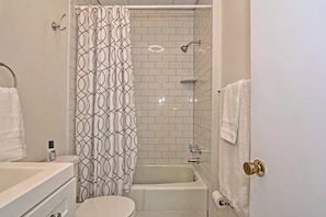 Bathroom - Stylish and comfortable New Haven stay near Yale, downtown dining, and local attractions. Enjoy a clean, cozy space with modern amenities—perfect for families, couples, or business travelers seeking convenience, comfort, and a great city location. (New Haven)