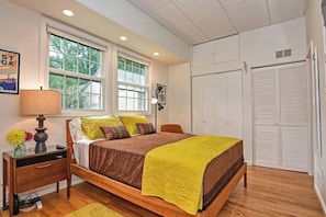 Room - Stylish and comfortable New Haven stay near Yale, downtown dining, and local attractions. Enjoy a clean, cozy space with modern amenities—perfect for families, couples, or business travelers seeking convenience, comfort, and a great city location. (New Haven)