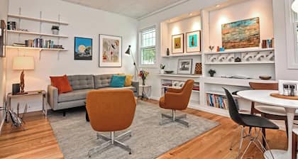 Stylish and comfortable New Haven stay near Yale, downtown dining, and local attractions. Enjoy a clean, cozy space with modern amenities—perfect for families, couples, or business travelers seeking convenience, comfort, and a great city location.