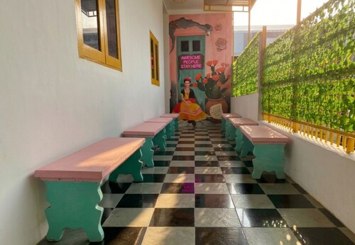 Decasa Female House