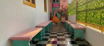 Decasa Female House