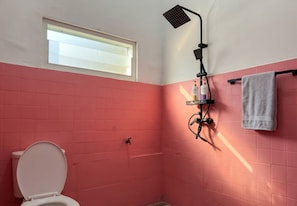 Basic-Zimmer | Badezimmer | Dusche, Handtücher, Seife, Shampoo