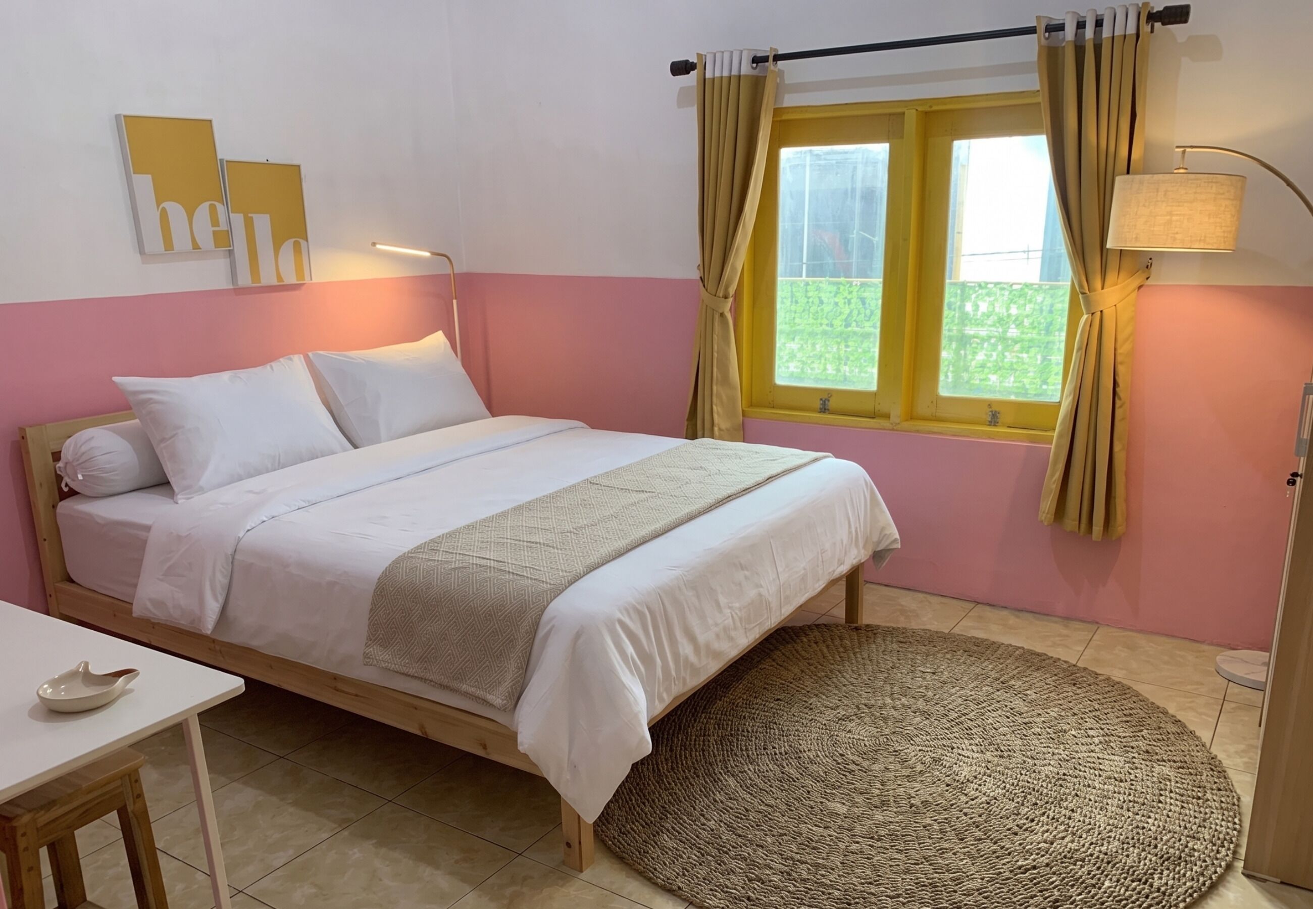 Quarto solteiro básico | Escrivaninha, Wi-Fi de cortesia