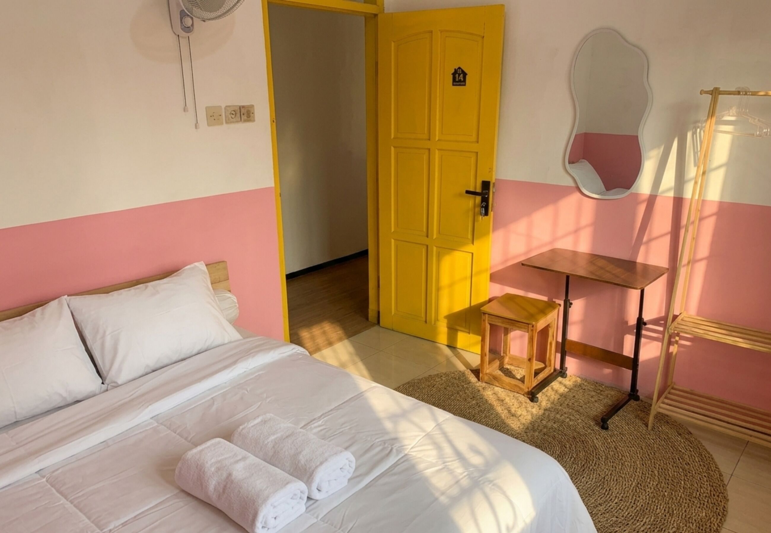Escritorio, espacio para trabajar con laptop y cortinas blackout 