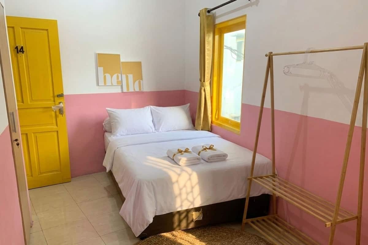 Ducha, artículos de tocador gratuitos, secador de pelo, pantuflas