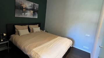 2 slaapkamers, een strijkplank/strijkijzer, wifi, beddengoed