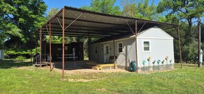 Exterior - The Sassy KaKtus Tiny Home, Near Lake & Marina (Jewett)