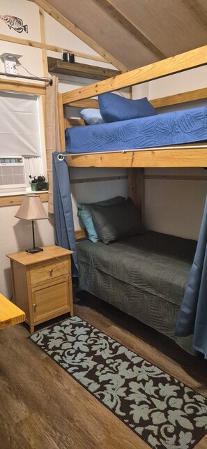 Room - The Sassy KaKtus Tiny Home, Near Lake & Marina (Jewett)