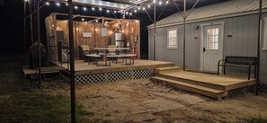 Outdoor dining - The Sassy KaKtus Tiny Home, Near Lake & Marina (Jewett)