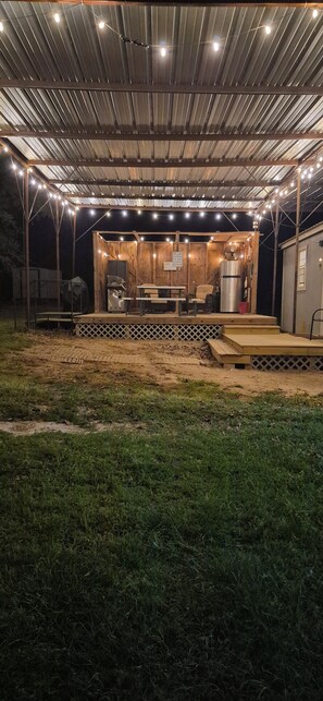 Outdoor dining - The Sassy KaKtus Tiny Home, Near Lake & Marina (Jewett)