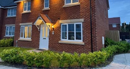 House Sleeps 6 With Parking and Garden