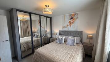 4 bedrooms, iron/ironing board, free WiFi, bed sheets
