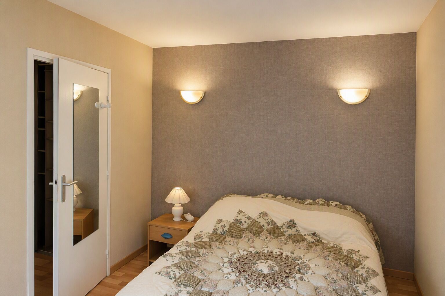 1 bedroom, bed sheets