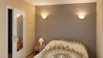 1 bedroom, bed sheets