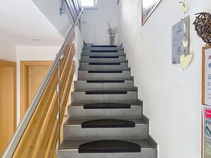Eine Treppe mit Handlauf, Holzboden und einer an der Wand befestigten Plakette.