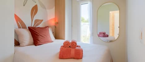 1 bedroom, bed sheets
