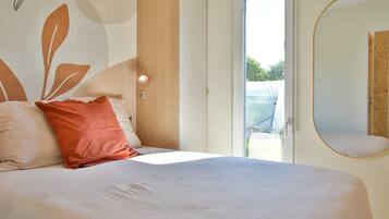 1 bedroom, bed sheets