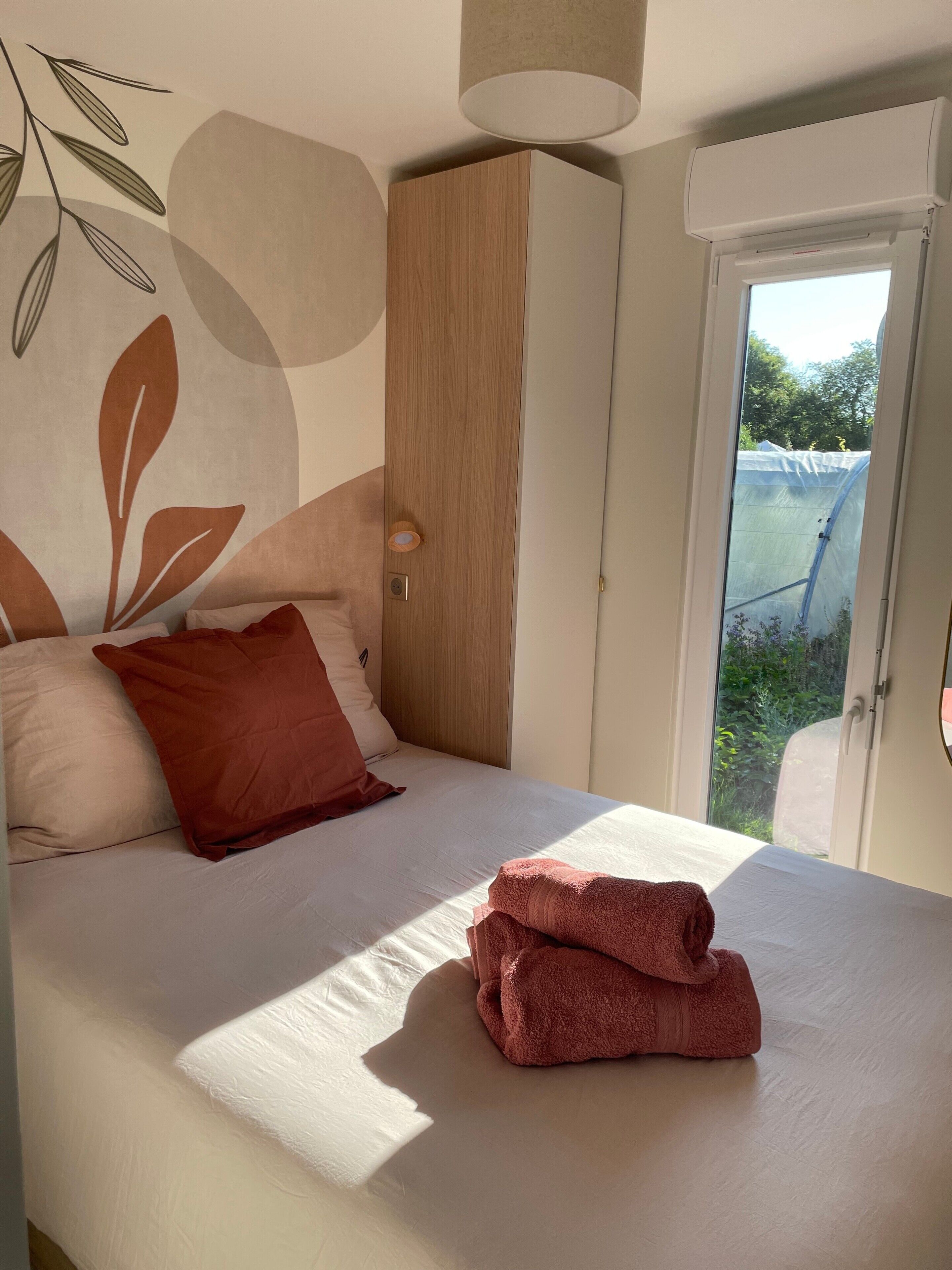 1 bedroom, bed sheets