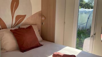 1 bedroom, bed sheets
