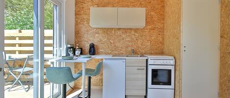Coffee/tea maker, fridge, oven, stovetop