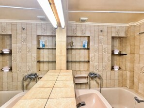 Hair dryer, towels, soap, toilet paper - Stylish Stay for 3 - Haidari, Athens by ΜΡS (Chaidari)