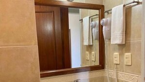 ห้องคลาสสิกดับเบิลหรือทวิน, ระเบียง, วิวสวน | ห้องน้ำ