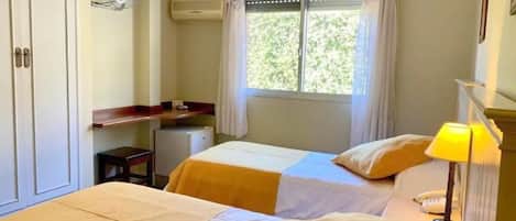 Phòng đôi hoặc 2 giường đơn phong cách cổ điển, ban công, quang cảnh vườn