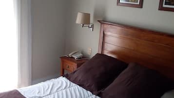 Habitación clásica con 1 cama doble o 2 individuales, balcón, vistas al jardín | Espacio para trabajar con un portátil y wifi gratis