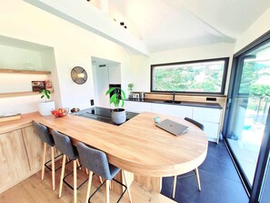 Private kitchen - New villa with a pool, views of the lake, the castle, and the mountains—and shops within walking distance! (Menthon-Saint-Bernard)