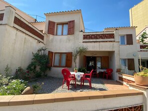 Outdoor dining - Holiday Home 'Casa Eduarda Con Piscina' with Shared Pool and Wi-Fi (L'Escala)