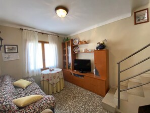 Living area - Holiday Home 'Casa Eduarda Con Piscina' with Shared Pool and Wi-Fi (L'Escala)