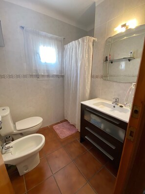 Ein Badezimmer mit Toilette, Bidet und Waschbecken.