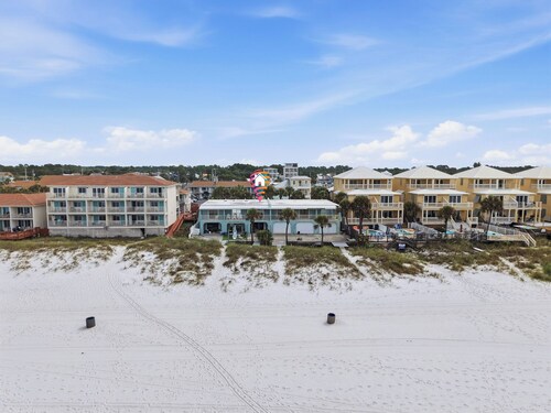 Private Balconies Sleeps 9 Aug17-Sep30