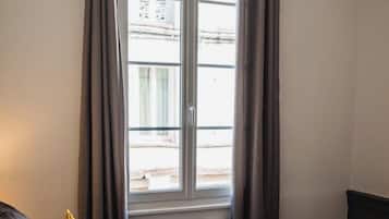 1 slaapkamer, een strijkplank/strijkijzer, wifi, beddengoed