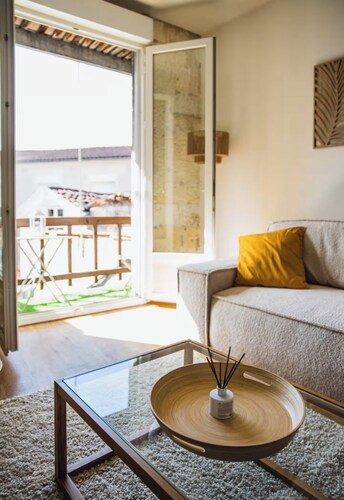 A Stunning Apartment in Old Cognac, Close to All Amenities.
